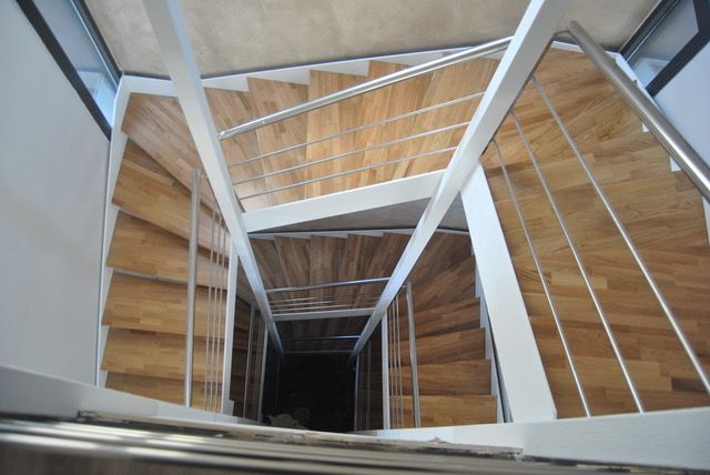 Construcciones Metálicas I.F.C.L. plano cenital de escaleras en edificio con barandilla de barras blancas